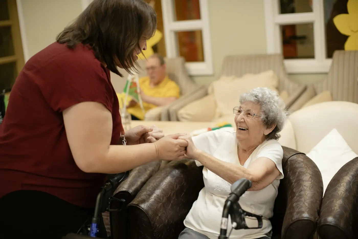 Betreuerin begleitet Seniorin mit Rollator – Begleitung in Herford